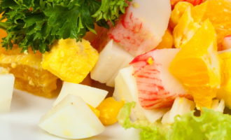 салат с апельсином и крабовыми палочками
