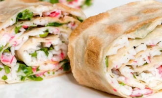 рулет из лаваша с крабовыми палочками