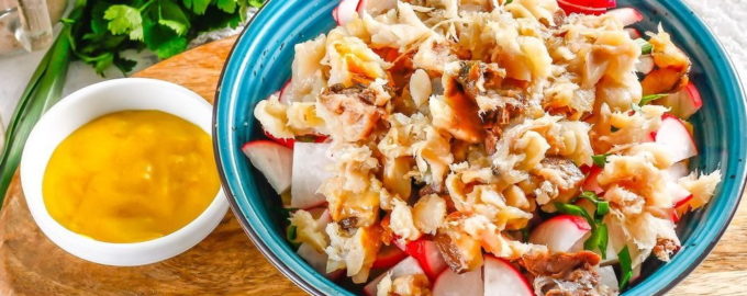 салат с копченой скумбрией