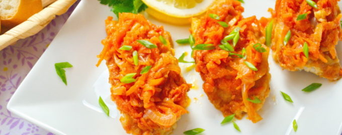 скумбрия под маринадом из морковки и лука