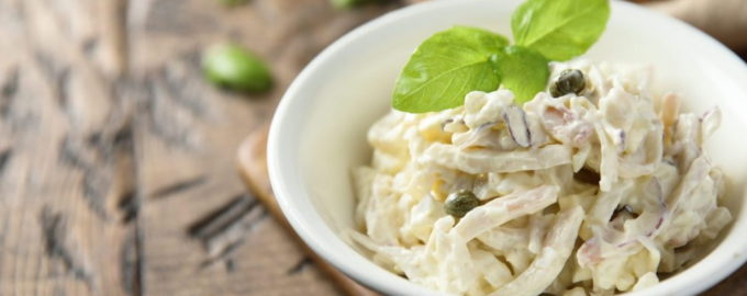 салат с кальмарами с луком маринованным