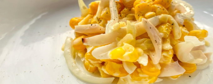 салат с кальмарами и кукурузой