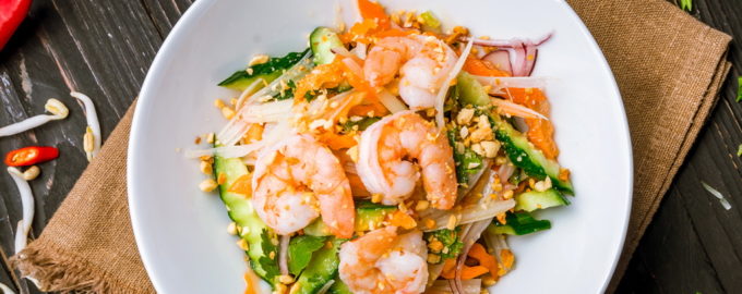салат с красной рыбой и креветками