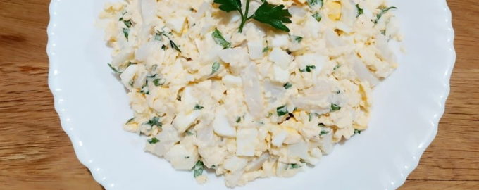 салат с кальмарами и яйцом