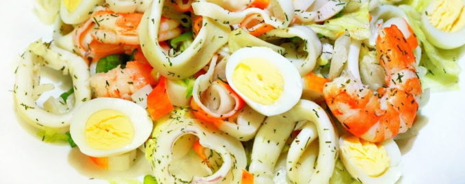 салат с кальмарами и креветками