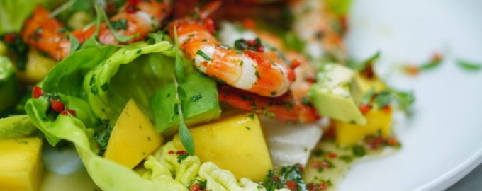 Салат с креветками и авокадо