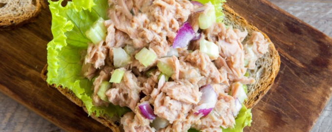 Салат с сельдереем и тунцом