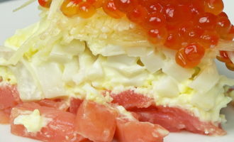 Салат царский с кальмарами и красной икрой