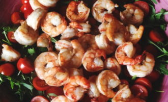 Салат с морепродуктами и рукколой