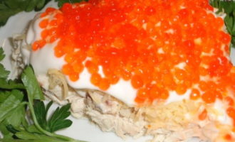 Салат «Царский» с красной икрой и семгой